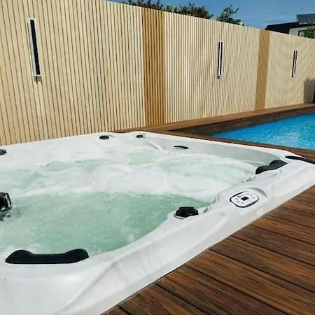 Comfortable With Swimming Pool, Apartment *
